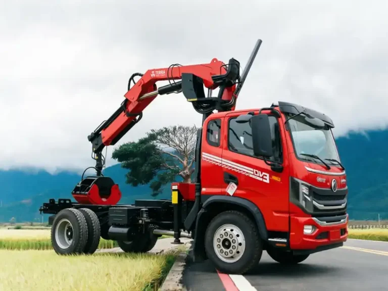 High-efficiency hydraulic system on TK804 4-ton crane enabling smooth, simultaneous articulating boom movements for increased site productivity.