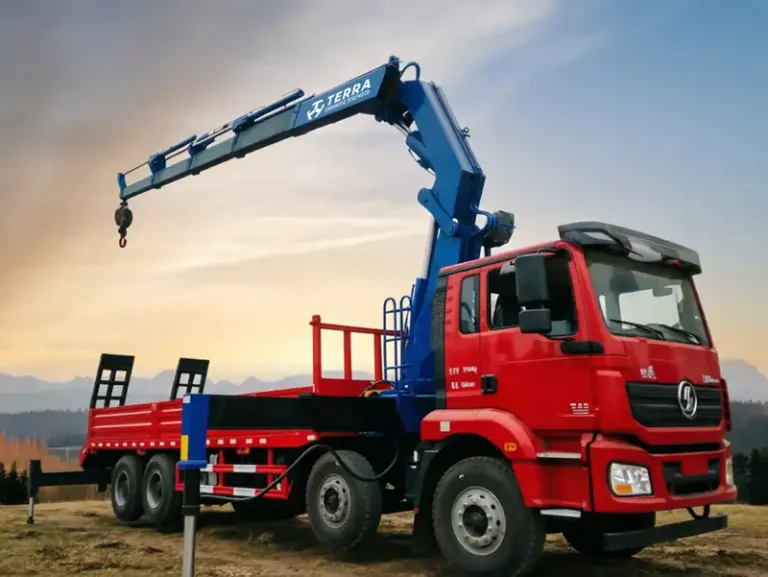 Hydraulic knuckle boom crane truck with S700MC high-tensile steel boom and 16,000kg lifting capacity.